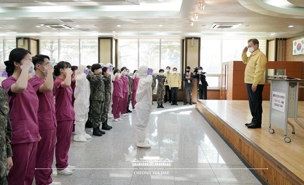 문재인 대통령이 2일 오후 대전 유성구 국군간호사관학교를 방문해 신종 코로나바이러스 감염증(코로나19) 관련 교육 중인 신임 장교 등의 경례를 받고 있다.(출처=청와대)