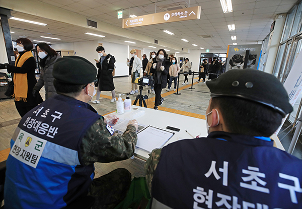4일 오전 서울 강남고속버스터미널 하차장 인근에서 수도방위사령부 소속 군인과 서초구청 관계자가 열화상 카메라를 통해 발열 증세를 있는 승객을 찾고 있다. (사진=저작권자(c) 연합뉴스, 무단 전재-재배포 금지)