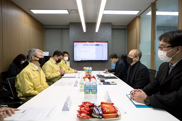 최기영 과학기술정보통신부 장관이 10일 오후 경기도 안양시 동안구 모션디바이스를 방문해 정보통신기술(ICT) 기업의 애로사항을 청취하고 있다.