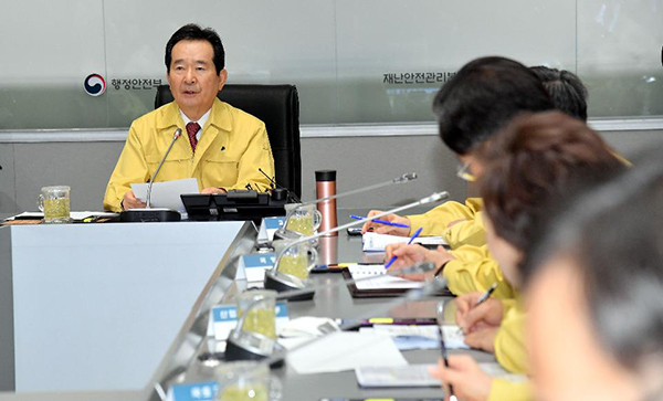 정세균 국무총리가 12일 서울 세종로 정부서울청사에서 열린 코로나19 중앙재난안전대책본부 회의를 주재하고 있다.