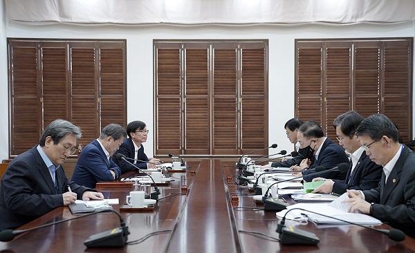 문재인 대통령이 13일 청와대에서 열린 ‘경제·금융 상황 특별점검회의’에서 홍남기 경제부총리 겸 기획재정부 장관의 보고를 경청하고 있다. (사진=청와대)