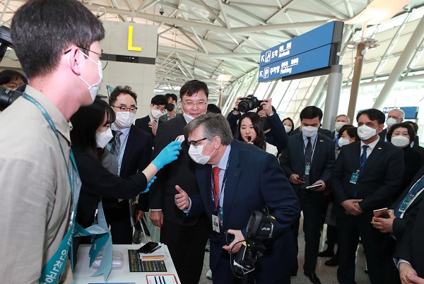 13일 외교부가 초청한 주한 외교사절단이 인천국제공항 제1여객터미널 출·입국 검역 현장에서 직접 체험하고 있다.