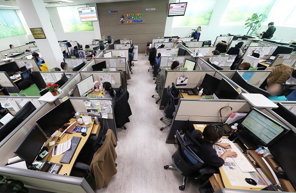 11일 오후 경기도 수원시 경기도청 120 경기도 콜센터에서 직원들이 신종 코로나바이러스 감염증(코로나19) 예방을 위해 옆자리를 비워두고 근무하고 있다. (저작권자(c) 연합뉴스, 무단 전재-재배포 금지)