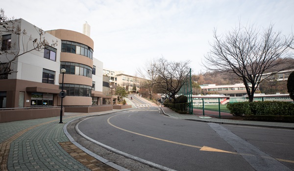 전국 대다수 대학들이 개강을 연기한 가운데 3일 서울 마포구 서강대학교 교정이 텅 비어 있다.(출처=뉴스1)