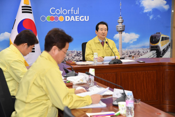 정세균 국무총리가 14일 대구시청에서 권영진 대구시장, 이철우 경북지사와 간담회를 하고 있다.
