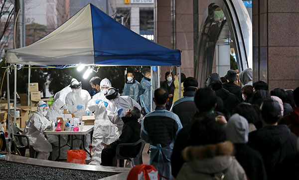 서울 구로구 한 건물의 선별진료소에 입주자와 시민들이 검사를 위해 줄을 서 있다.(사진=저작권자(c) 연합뉴스, 무단 전재-재배포 금지)