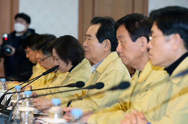 정세균 국무총리가 15일 정부서울청사에서 긴급경제상황점검회의를 주재하며 발언하고 있다.