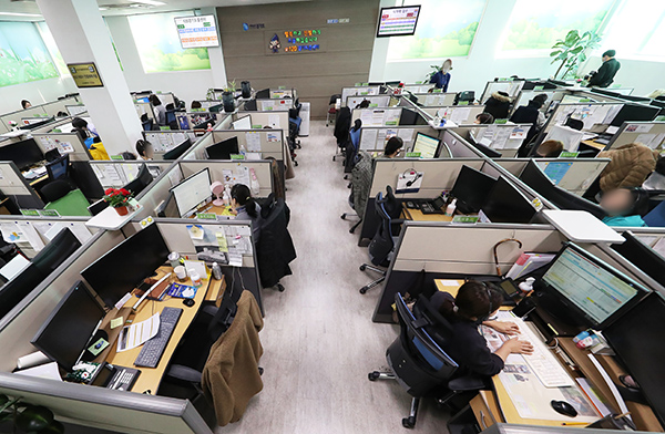 경기도 수원시 경기도청 120 경기도 콜센터에서 직원들이 코로나19 예방을 위해 옆자리를 비워두고 근무하고 있다. (사진=저작권자(c) 연합뉴스, 무단 전재-재배포 금지)