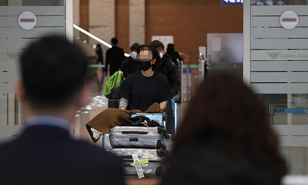 프랑스·독일·스페인·영국·네덜란드 유럽 5개국에서 출발해 국내로 들어오는 여행자에 대한 특별입국절차가 시행된 15일 영종도 인천국제공항 2터미널에서 런던발 항공기 승객들이 입국장을 나서고 있다. (사진=저작권자(c) 연합뉴스, 무단 전재-재배포 금지)