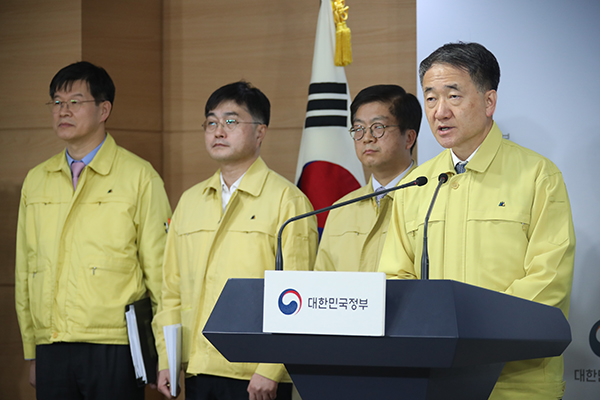 박능후 중앙재난안전대책본부 1차장(보건복지부 장관)이 15일 오후 정부서울청사에서 열린 코로나19 대응 정례브리핑에서 대응 현황 및 계획 등을 설명하고 있다. (사진=저작권자(c) 연합뉴스, 무단 전재-재배포 금지)
