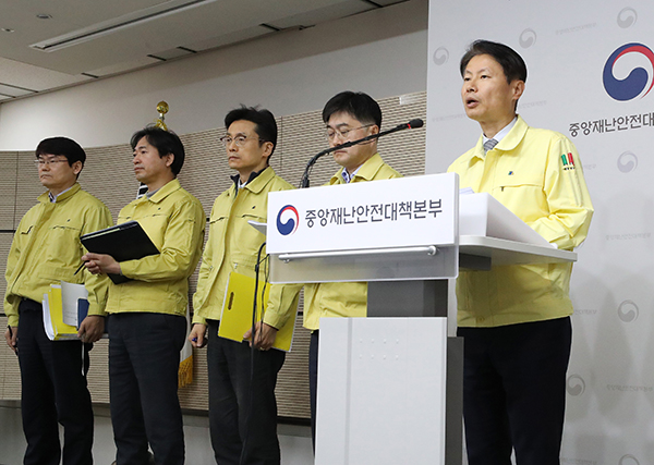 김강립 중앙재난안전대책본부 제1총괄조정관(보건복지부 차관, 맨 오른쪽)이 16일 오전 세종시 정부세종청사에서 코로나19 대응 중앙재난안전대책본부 회의 결과 등 정례브리핑을 마친 뒤 취재진의 질문에 답변하고 있다. (사진=저작권자(c) 연합뉴스, 무단 전재-재배포 금지)