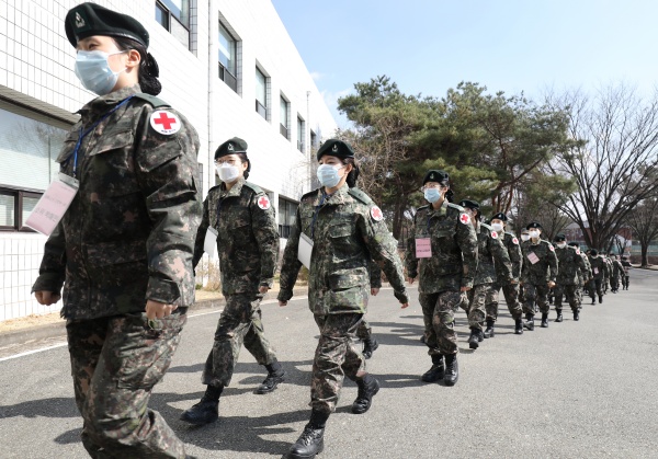 임관 후 첫 임무로 신종 코로나바이러스 감염증(코로나19) 민간 확진자 의료지원에 투입된 신임 간호장교들이 4일 오후 국가감염병전담병원인 경북 경산시 하양읍 국군대구병원에서 교육장으로 이동하고 있다.(출처=뉴스1)
