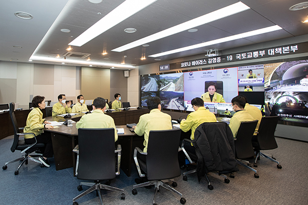 김현미 국토교통부 장관은 16일 세종청사에서 한국토지주택공사, 인천국제공항공사, 한국공항공사, 한국도로공사, 한국철도공사, SR 등 6개 산하 공공기관장과 '코로나19 대응 공공기관장 영상 간담회'를 열었다.(사진=국토교통부 제공)