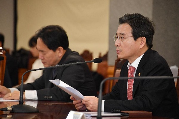 김용범 기획재정부 차관이 거시경제 금융관련 부서를 긴급 소집해 국내외 실물경제와 금융시장 파급 영향을 점검하고 있다. 사진은 지난 16일 은행연합회에서 열린 거시경제금융회의 발언 모습. (사진=기획재정부)