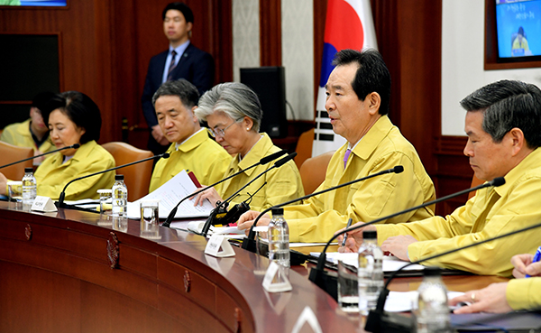 정세균 국무총리가 17일 정부세종청사에서 열린 코로나19 중앙재난안전대책본부 회의에서 발언하고 있다.