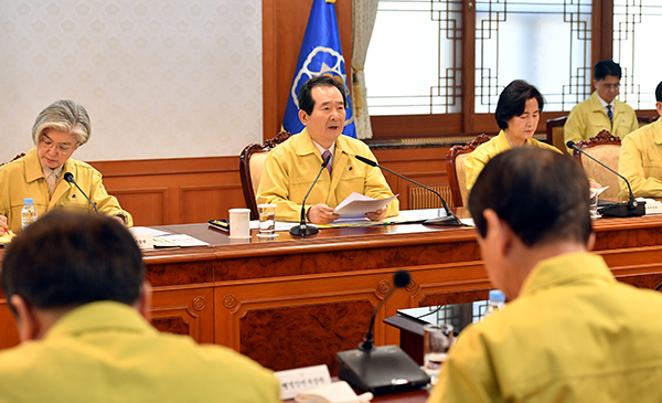 정세균 국무총리가 18일 정부서울청사에서 열린 선거지원 관계장관회의를 주재하고 있다.