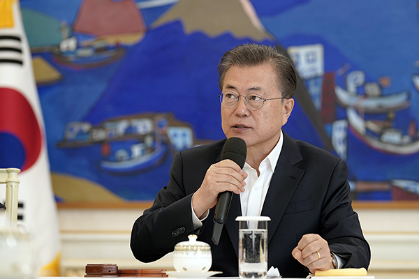 문재인 대통령이 18일 청와대에서 열린 코로나19 대응 논의를 위한 경제주체 원탁회의에서 발언하고 있다. (사진=청와대)