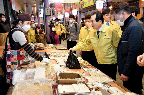 정세균 국무총리가 지난 13일 대구시 달서구 서남 신시장을 방문, 시장을 살펴보면서 상인들과 대화를 나누고 있다.