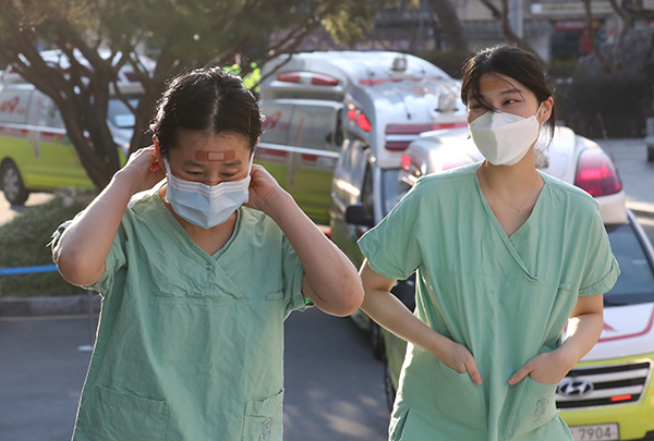 대구시 중구 계명대학교 대구동산병원에서 코로나19 확진자 진료활동을 마친 의료진이 마스크를 쓴 채 밖으로 나서고 있다.(사진=저작권자(c) 연합뉴스, 무단 전재-재배포 금지)