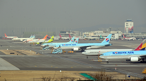 한국·일본 양국의 입국 규제가 강화된 지난 9일 서울 김포국제공항에서 양국을 오가는 항공편이 대폭 축소돼 비행기들이 주기장에 서 있다. (사진=저작권자(c) 연합뉴스, 무단 전재-재배포 금지) 