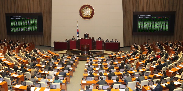11조7000억원 규모의 신종 코로나바이러스 감염증 확산 대응 추가경정예산안이 17일 오후 국회 본회의에서 통과되고 있다.(저작권자(c) 연합뉴스, 무단 전재-재배포 금지) 