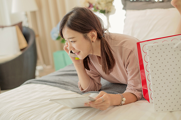 걱정과 배려의 마음을 담은 통화나 SNS 메시지를 보내는 일 등 멀어진 물리적 거리에 반비례 하여 심리적 거리를 줄이는 노력을 해보는 건 어떨까요.