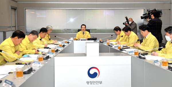 정세균 국무총리가 19일 정부서울청사에서 열린 코로나19 중앙재난안전대책본부 회의를 주재하고 있다.