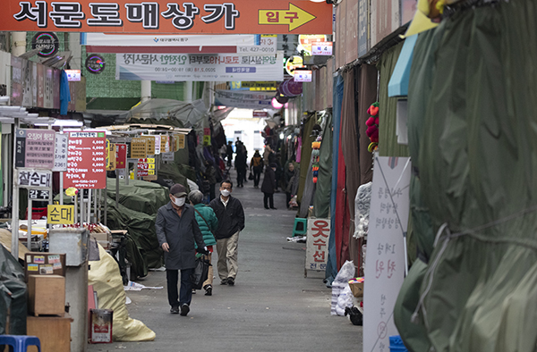 대구 및 경북 일부 지역이 특별재난지역으로 선포된 지난 15일 오후 대구 서문시장이 한산하다. (사진=저작권자(c) 연합뉴스, 무단 전재-재배포 금지)