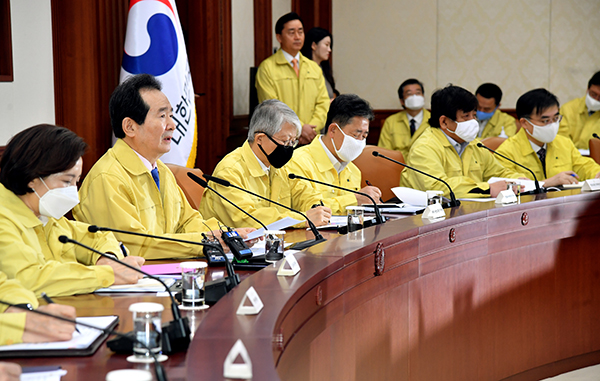 정세균 국무총리가 20일 정부서울청사에서 열린 코로나19 중앙재난안전대책본부 회의에서 발언하고 있다.
