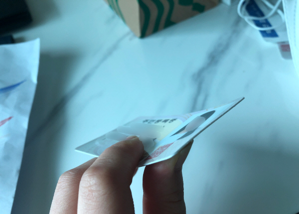 쉽게 구부러지는 PVC 재질의 기존 주민등록증.