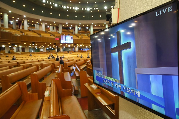 정부가 22일부터 내달 5일까지 종교시설, 실내 체육시설, 유흥시설 등에 대한 운영 중단을 권고했다. 사진은 지난 15일 서울 영등포구 여의도순복음 교회 대성전에서 목회자들만이 드문드문 자리에 앉아 주일 예배를 보고 있는 모습. (저작권자(c) 연합뉴스, 무단 전재-재배포 금지)