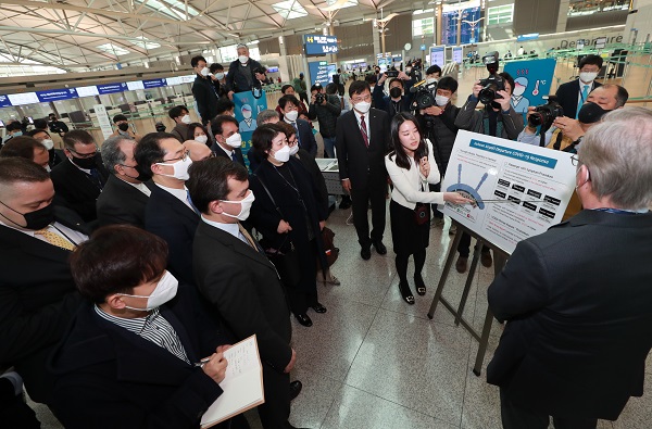 지난 13일 주한외교단 인천공항 방문 모습. 외교부가 초청한 주한 외교사절단이 인천국제공항 제1여객터미널 출·입국 검역 현장에서 직접 체험하고 있다.