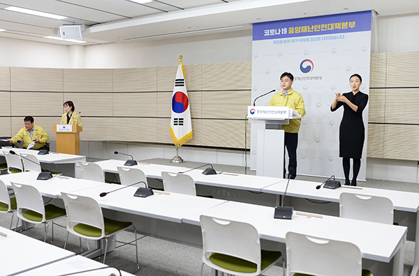 윤태호 중앙사고수습본부 방역총괄반장(보건복지부 공공보건정책관)이 22일부터 비대면 방식으로 전환한 중앙재난안전대책본부 정례브리핑에서 회의 결과 등을 발표하고 있다. (사진=중앙재난안전대책본부 제공)