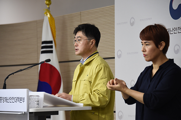 윤태호 중앙사고수습본부 방역총괄반장(보건복지부 공공보건정책관)이 24일 세종시 정부세종청사에서 코로나19 대응 중앙재난안전대책본부 회의 결과 등 정례브리핑을 하고 있다. (사진=중앙재난안전대책본부)