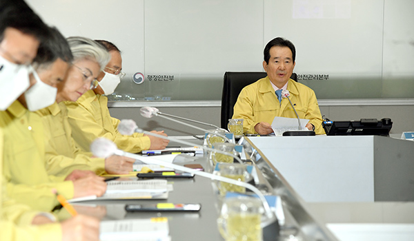 정세균 국무총리가 25일 정부서울청사에서 열린 코로나19 대응 중앙재난안전대책본부 회의에서 발언하고 있다.