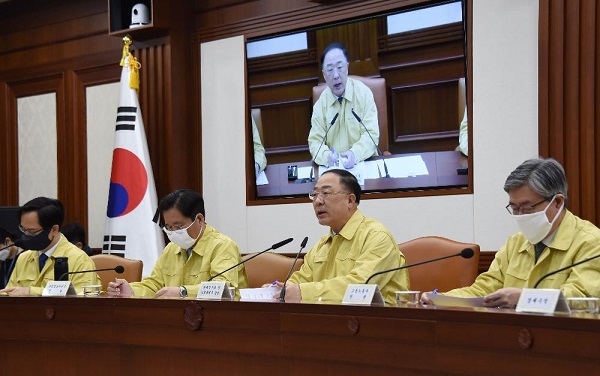 홍남기 부총리 겸 기획재정부 장관이 25일 서울 광화문 정부서울청사에서 열린‘제12차 코로나19 대응 경제관계장관회의 겸 제2차 위기관리대책회의’를 주재, 모두발언을 하고 있다. (사진=기획재정부)