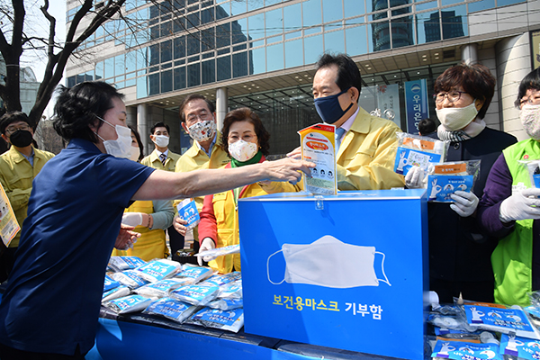 정세균 국무총리가 25일 ‘착한마스크 캠페인’ 현장에서 시민들을 격려하고 있다.