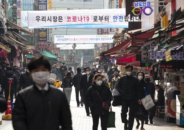 지역화폐, 온누리 상품권 구입 등 자상한 기업들은 전통시장 활성화를 위한 노력도 다방면에서 하는 중이다.(사진=저작권자(c) 연합뉴스, 무단 전재-재배포 금지)