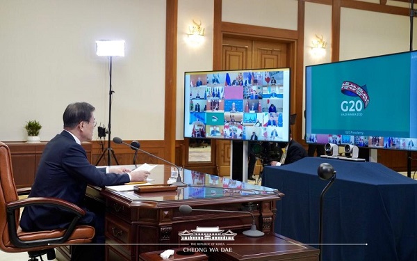 문재인 대통령이 26일 청와대 집무실에서 신종 코로나바이러스 감염증(코로나19) 공조 방안 논의를 위해 열린 G20(주요 20개국) 특별 화상 정상회의를 하고 있다. 