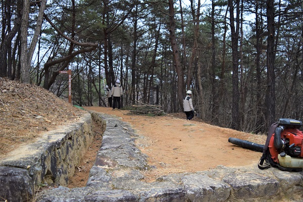 깨끗이 치워진 배수로. 마른 잔가지들을 제거하는 경기도문화재돌봄사업단 일상관리팀.