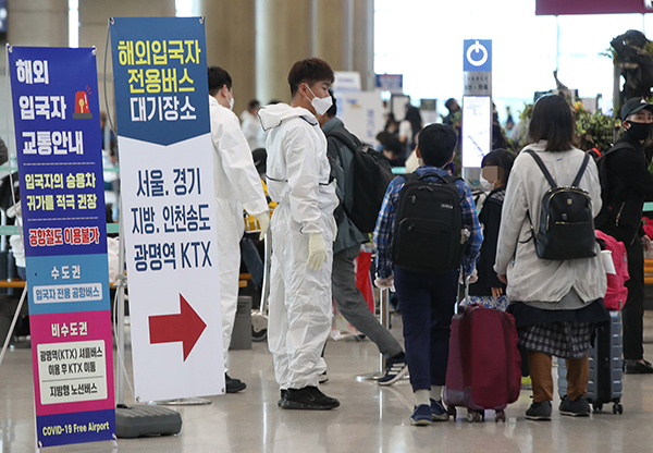 외국에서 국내로 들어오는 모든 입국자들에게 2주간 자가격리 의무화를 시작한 1일 오전 인천국제공항 1터미널에서 인천국제공항공사 직원과 각 시도 관계자들이 해외입국자 전용버스를 안내하고 있다. (사진=저작권자(c) 연합뉴스, 무단 전재-재배포 금지)