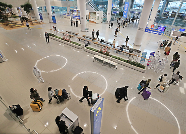 이탈리아 교민과 주재원 등이 2일 오후 전세기를 타고 인천국제공항 2터미널을 통해 줄지어 귀국하고 있다. (사진=저작권자(c) 연합뉴스, 무단 전재-재배포 금지)