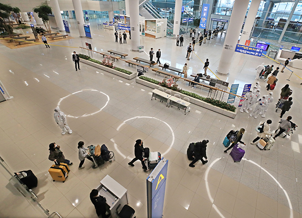 인천국제공항을 통해 귀국한 해외입국자들이 줄지어 진단검사를 받으러 이동하고 있다.(사진=저작권자(c) 연합뉴스, 무단 전재-재배포 금지)