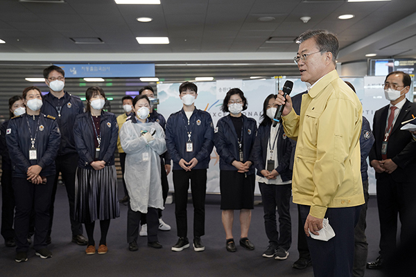 문재인 대통령이 7일 인천국제공항 검역소를 방문, 코로나19 방역 최일선 현장에서 근무하고 있는 관계 직원들을 격려하고 있다. (사진=청와대)