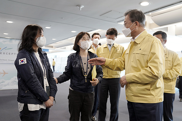 문재인 대통령이 7일 인천국제공항 검역소를 방문, 코로나19 방역 최일선 현장에서 근무하고 있는 관계 직원들을 격려하고 있다. (사진=청와대)