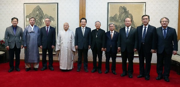 정세균 국무총리가 3일 삼청동 총리서울공관에서 종교계 주요 지도자들과의 간담회를 주재하고 있다.