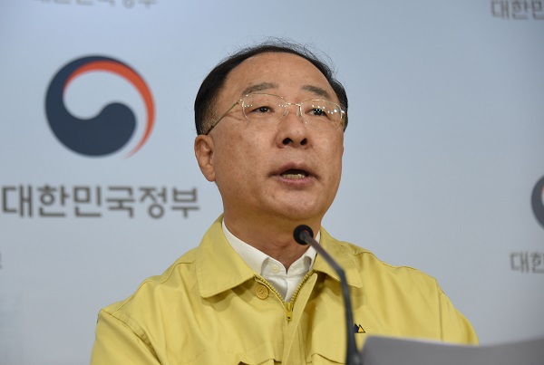 홍남기 부총리 겸 기획재정부장관이 8일 제 4차 비상경제회의를 마친 뒤 정부서울청사에서 열린 관계부처 합동브리핑에서 주요 내용을 발표하고 있다.(사진=기획재정부)