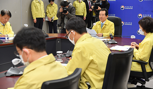 정세균 국무총리가 8일 정부세종청사에서 열린 중앙재난안전대책본부 회의를 주재하고 있다.