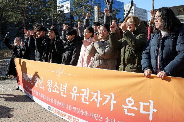 청소년들과 시민사회단체 등으로 구성된 촛불청소년인권법제정연대원들이 31일 오후 서울 여의도 지하철 국회의사당역 앞에서 만 18세 선거권 쟁취를 자축하며 기뻐하고 있다.(출처=뉴스1)