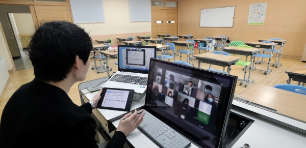 코로나19) 확산을 예방하기 위해 전국 중·고교 온라인 개학이 시작된 9일 세종시 양지중에서 선생님이 온라인 수업을 하고 있다.(출처=뉴스1)